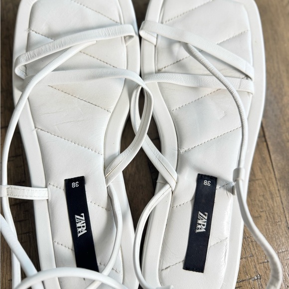 Zara White Modern Sandals with Geometric Design - Picture 4 of 10